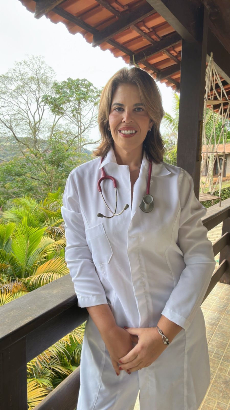 Dra. Christiana Bonorino de jaleco branco com estetoscópio