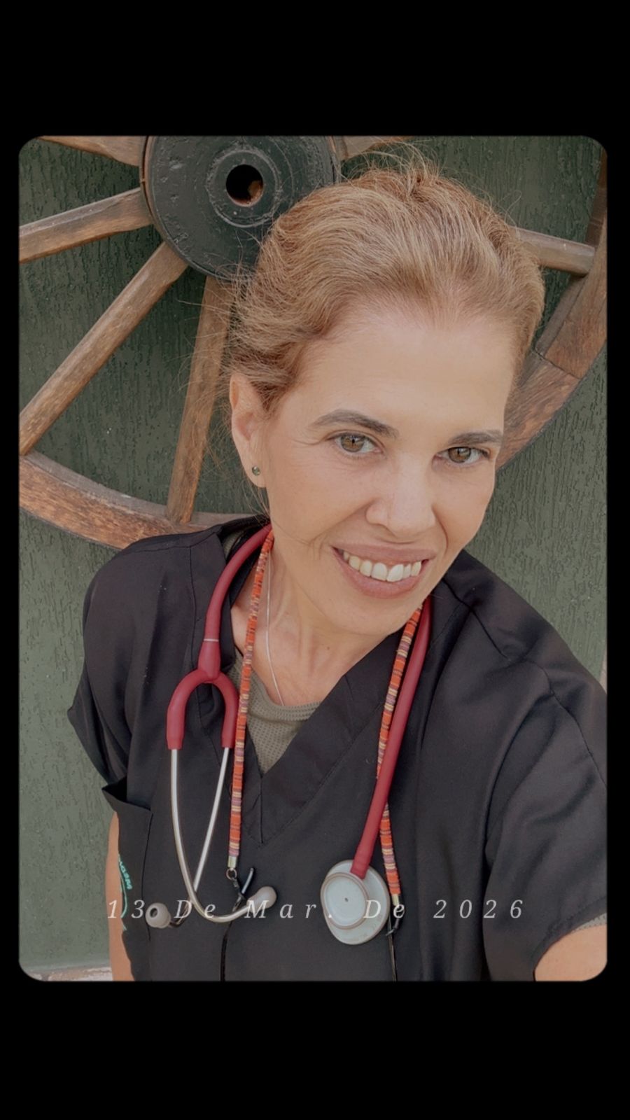 Dra. Christiana de uniforme com estetoscópio